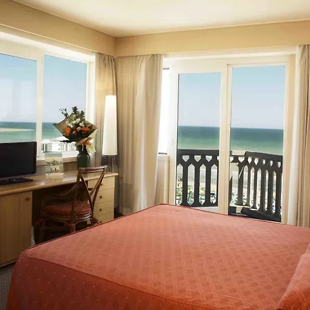 City Hotel Отель 4*