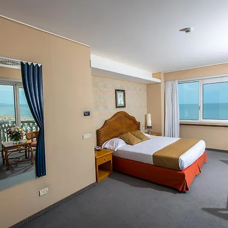 City Hotel セニガッリア